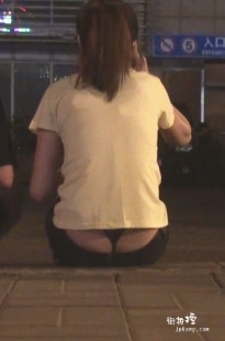 坐在台阶上的妹纸丁字裤都路出来了[61.6M/MTS]