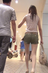 军绿色热裤MM身材保养得真好[93.2M/M2TS]