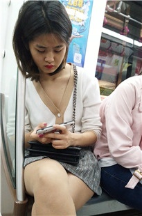 4K-地铁上的美腿小姐姐[671M]