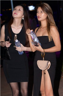 霸气外泄开叉裙黑丝闺蜜【春光外泄】3A7212[3.5G]