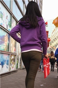 跟拍紧身裤小妹，后面又杀出一个MT翘臀美女[302M/MOV]