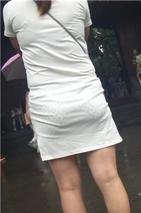 透视包臀美眉臀部显示花纹内内[177M/MP4]