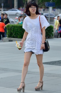 白裙的高跟凉鞋文静眼镜小妹【7P】