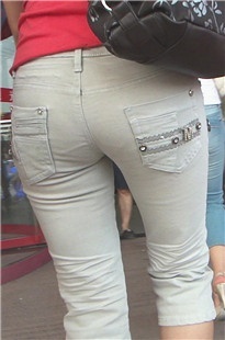 街拍两性感紧身MM[162M/MP4]