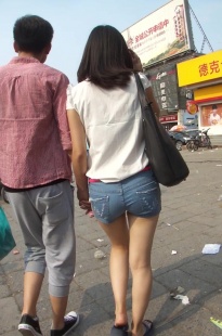 白衣牛仔热裤美眉[118M/MP4]