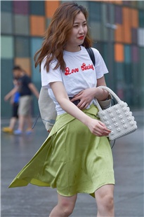 去打车的绿裙美女3A3007[193M]