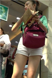 高挑白热裤美女，身材超赞[974M/M2TS]