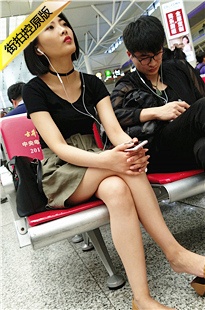 4K-黑衣墨绿色短裙长腿美女[827M/MP4]