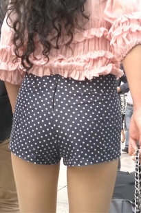 少见的紧身丝质斑点热裤的超性感小美女[85.2M/MP4]