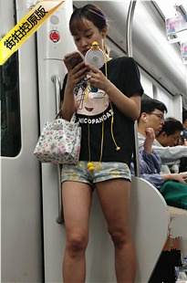 4K-地铁上的黑衣热裤长腿美女[1.04G/MP4]