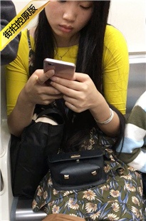 街拍地铁上的长发妹子在玩手机[243M/MOV]