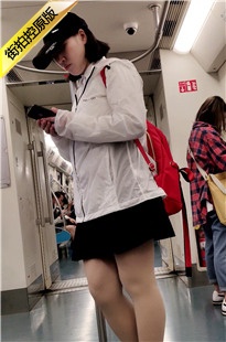 4K-地铁上的丰满美腿美眉[706M/MP4]