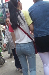 陪妈妈逛街的牛仔裤美眉[72M/MP4]