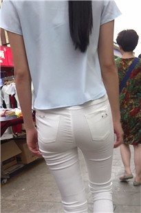 【云儿原创作品】漂亮的紧身白裤圆臀[2.85G/MP4]