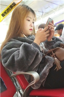 4K-黑色紧身牛仔裤金黄长发漂亮美女[773M/MP4]