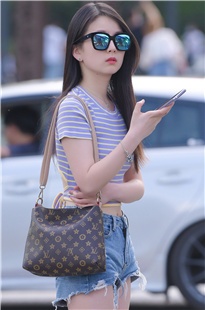 清纯而迷人的热裤美眉3A1111[535M]