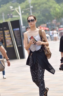 身材爆表的时尚前卫美女 ( 2 )－16张