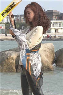 紧身皮裤凸三角美女[136M/MP4]