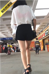 车站跟拍黑色短裤嫩腿清凉美眉[325M/MOV]