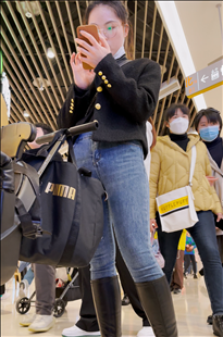 一直紧跟牛仔小姐姐后面KL173[7.06G]