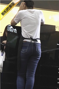 蓝色紧身牛仔裤的诱惑[148M/M2TS]