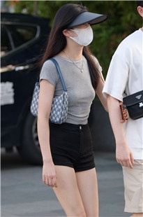 热裤美背女友3A5619[1.49G]