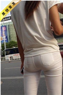 【Phoenix原创作品】等公交的紧身白裤翘臀美眉[MP4/385MB]