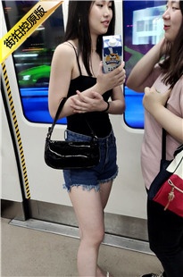 4K-地铁上的牛仔热裤美女[515M/MP4]
