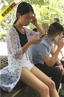 白热裤美眉迷人的白皙双腿，让人把持不住[355M/MOV]