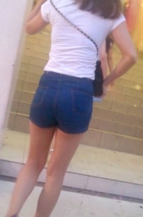 走楼梯的宽臀MM[30.6M/MP4]