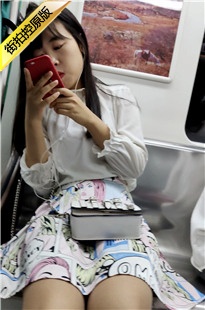 4K-地铁上的短裙美女[1.06G/MP4]