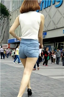 【羽龙作品】初夏的性感蓝牛热裤男人恐怕都无法抗拒[934M]