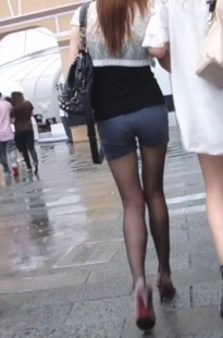 彩金龙大师作品--黑丝热裤MM[107M/AVI]