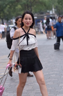 一个刚到京求职的清純少女....人生路...刚开始－13张