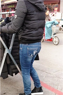 [4K画质]街头卖外套的牛仔裤妹子[1.48G/MP4]