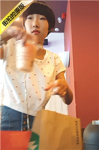 街拍蓝色牛仔紧绷热裤长腿美眉翘臀身材超赞[828M/MP4]