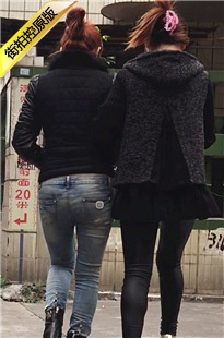 街拍相伴而行的两个牛仔裤皮裤美眉[331M/MOV]