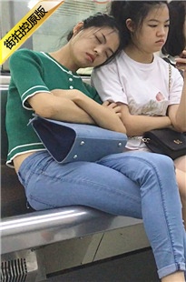 地铁拍摄四个年轻妹子[568M/MOV]