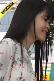 4K一双干净素雅的脚丫，金色的凉鞋更是加分不少[515M/MP4]