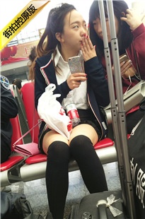 4K-火车站候车的黑色白皙MT漂亮妹子[715M/MP4]