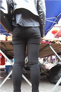 和妈妈一起逛街的紧身黑裤乖女儿，PG真sao [721M/MP4]