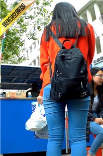 红衣紧身蓝牛大学美眉焦急的等待好姐妹[232M/MP4]