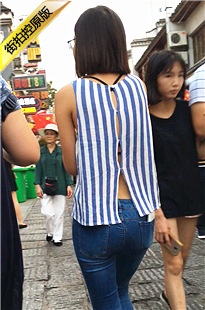 街拍蓝色紧身牛仔裤圆润翘臀美眉[274M/MOV]