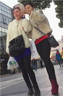 两位逛街美女[701M/MP4]