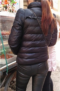 [4K画质]一路跟拍皮裤妹子逛街[2.66G/MP4]