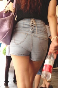 跟拍性感紧身牛仔热裤美MM[277M/MOV]