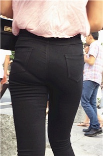 夹着腿走路的黑紧裤小妹[225M/MOV]