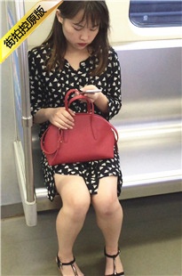 【醉爱作品】地铁上黑衣MM玩手机[173M/MOV]