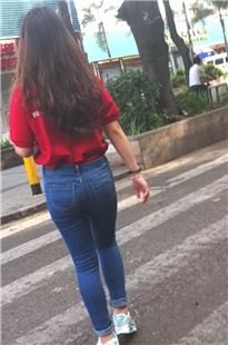 跟拍赶着去国美上班的巨臀小妹妹[194M/MOV]