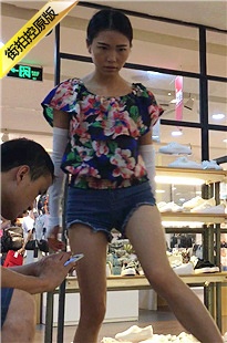 商场试鞋的蓝色牛仔热裤极品白皙长腿美眉[347M/MOV]